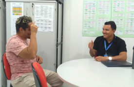 Aluno surdo conta com apoio de intérprete de Libras do NAU para realização de matrícula em pós-graduação